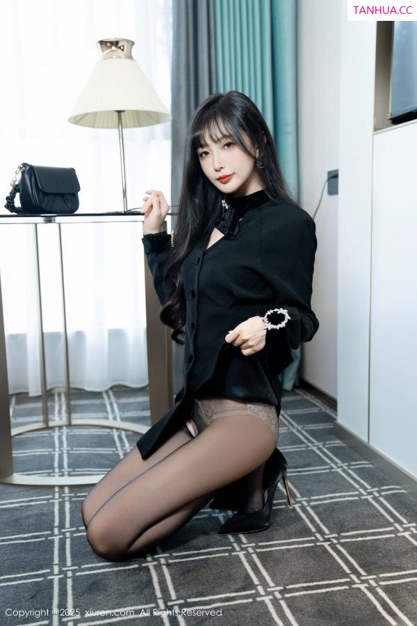   [XiuRen]高清写真图 2025.02.21 No.9918 樱桃小阑子 黑丝美腿第23张图片